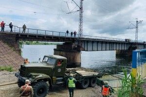 Байкери скинули сторожа з мосту: чоловік у реанімації