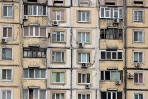 Дівчина вистрибнула з 14 поверху і впала на перехожого 