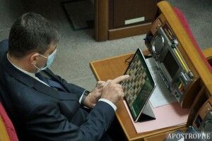 Нардепа вдруге за рік «спіймали» за грою на планшеті під час засідання парламенту (Фото. Відео)