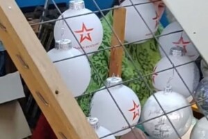 Директор фабрики ялинкових прикрас пояснив, чому вони друкували на кульках лого російської армії