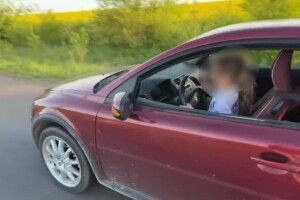 Поліція розшукала «татуся року», який посадив дитину за кермо заради «лайків» (Відео)