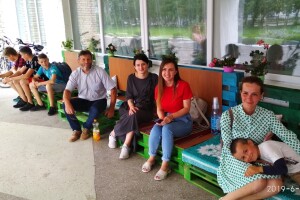В Іваничах молодь із палет зробила яскраві лавки