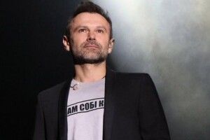Святослав Вакарчук тільки встиг розлучитися, а вже позував з молодими дівчатами в Луцьку (Фото)