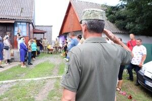 Громада стояла на колінах: у селі на Волині прощалися з Воїном