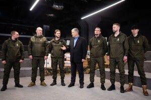 Порошенко разом із волонтерами відправив на передову шостий комплект відеоспостереження (Фото)