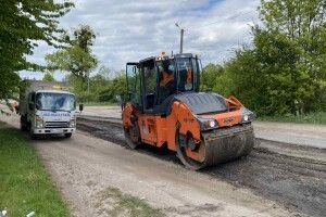 Замість латок – нове покриття: у громаді на Волині ремонтують проблемну дорогу