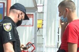 Неправильно носив маску: у луцькому гіпермаркеті на чоловіка склали адмінпротокол