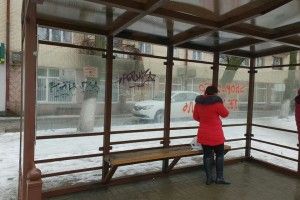 Муніципали Луцька сприяли відновленню належного зовнішнього вигляду зупинки 