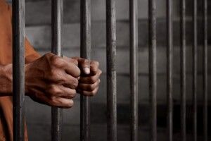 Окупанти, тікаючи з Херсона, випустили з СІЗО сотні ув’язнених: частину вдалося затримати