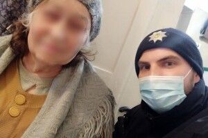 Патрульні допомогли 75-річній жінці повернути забуту в тролейбусі сумку (Фото)