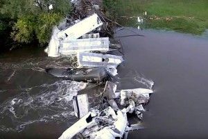 У США обвалився залізничний міст, по якому їхав поїзд – вагони попадали в річку (відео)