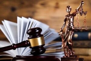 П’яний скинув жінку з балкона третього поверху: що сказав суд