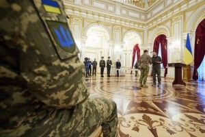 Зеленський вручив високу бойову відзнаку командиру 14-ї бригади  