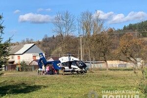 Потерпілих у моторошній ДТП доправили до лікарні гелікоптером (Фото)