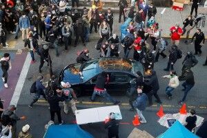 В США автомобіль в'їхав у натовп протестувальників (Фото)
