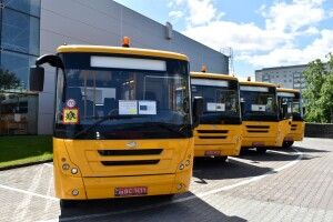 Громади на Волині отримали нові шкільні автобуси 
