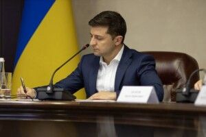 Зеленський підписав закон про підвищення оплати праці немедичних фахівців