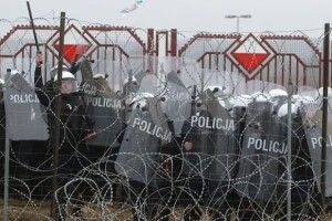 Під час сутичок з мігрантами постраждали семеро польських поліцейських, прикордонниця і солдат (Відео)