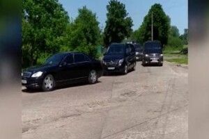 Кортеж «велосипедистів» Зеленського в Чернігові (Відео)