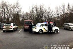 Затримана замкнулася від поліції в автівці і почала їсти щось порошкоподібне