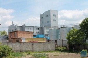 У Нововолинську з труби заводу виривався вогонь: городяни скаржаться на сморід і жир у повітрі (Відео)