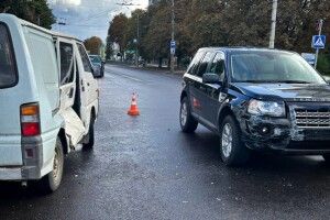 У Луцьку Mitsubishi зіткнувся із Land Rover (Фото) 