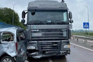 На Рівненщині сталася автотроща за участю вантажівки 
