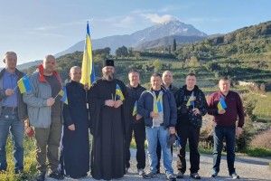 Озброєний синьо-жовтим прапорцем Митрополит Луцький і Волинський Михаїл побував на Святій Горі (фото)