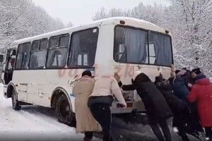 «Не передати страх нашого шофера»: автобус застряг над урвищем, але його виштовхали жінки (Відео)