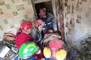 Рятувальники дістали чоловіка з-під завалів зруйнованого під'їзду в Києві