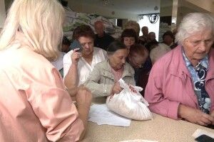 У Рівному люди — у чергах, щоб отримати по кілограму солі й гороху від ООН (Фото, відео)
