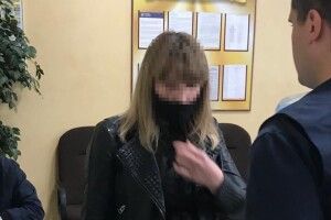 Затриманій на Волині чиновниці Нацполіції на хабарі у 1500 доларів повідомили про підозру (Фото)