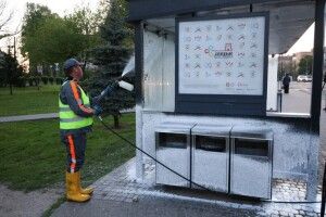 Показали, як у Луцьку миють зупинки громадського транспорту (Фото)