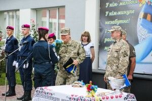 Директор луцького ліцею, який пішов на фронт, навідався до рідної школи на 1 вересня