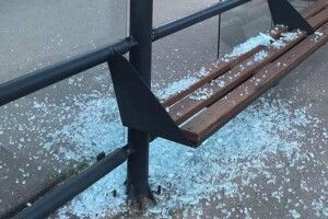 У селі в Луцькому районі вандали зіпсували зупинку 