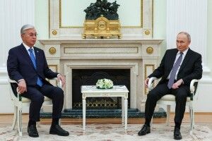 Президент Казахстану сказав путіну, що вже варто «заморозити» російську війну проти України
