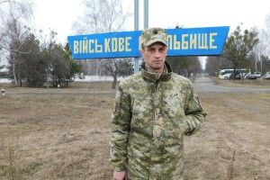 Горохівчанин Денис Шелін передає свій воєнний досвід новобранцям