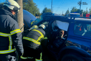 Після аварії на Волині чоловіка затиснуло в автомобілі