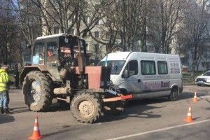 У Рівному мікроавтобус врізався у трактор