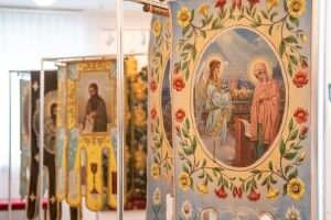 Настоятель церкви з Луцького району подарував Музею Волинської ікони унікальні церковні предмети