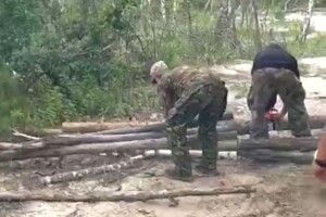 В урочищі «Форозбіт» на Рівненщині кількадесят застуканих на гарячому бурштинокопачів чинили активний опів правоохоронцям (Фото)