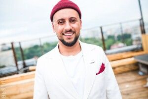 Співак з Луцька «зробив зуби» за гроші мільйонера і кар’єра пішла вгору