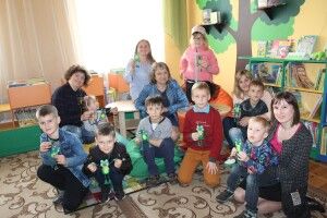 Луцька малеча взялася за жаб прямісінько в бібліотеці (фото)