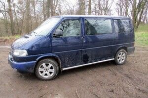 Спав у своєму бусі: у рівнянина серед ночі вкрали авто