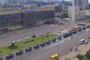 У центр Києва прямує колона бронетехніки