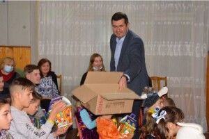 Без бороди, але з подарунками завітав Миколай у притулок до юних волинян 