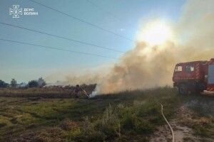 На Волині через несправність в електросистемі вантажівки загорілася стерня