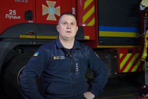 Рятувальник з Волині витягнув з вогняної пастки матір з двома малими дітьми (Відео)