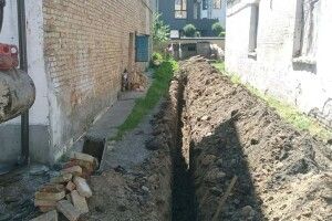У центрі Луцька чоловік без дозволу вирив рів (Фото)