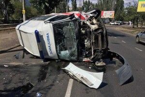 «Швидка» перекинулася від зіткнення з Фольксвагеном